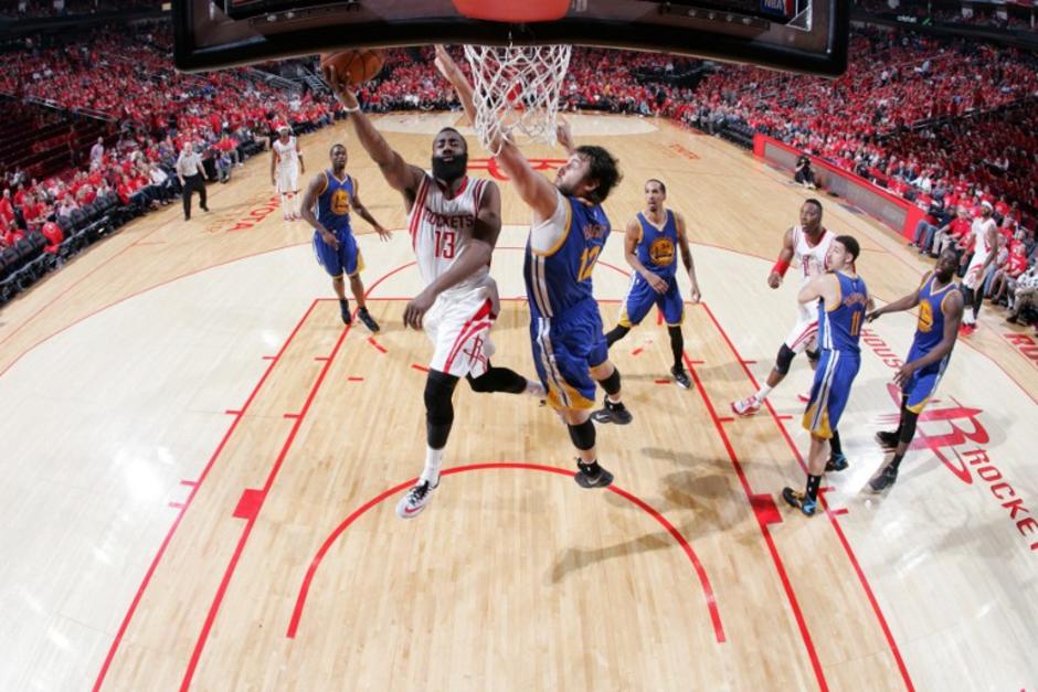 James Harden de los Rockets de Houston se alista a anotar ante la marca de los Warriors. (Foto: AFP)