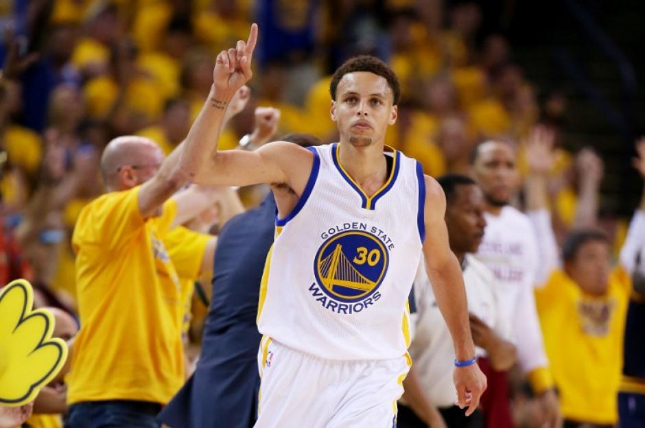 Stephen Curry de los Warriors de Golden State levanta la mano tras finalizar con ventaja el tercer cuarto ante los Cavaliers. (Foto: AFP)