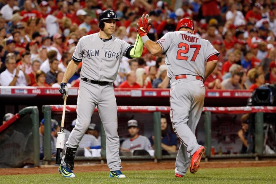 Mark Teixeira (de frente) saluda a Mike Trout durante el Juego de las Estrellas. (Foto: AFP)