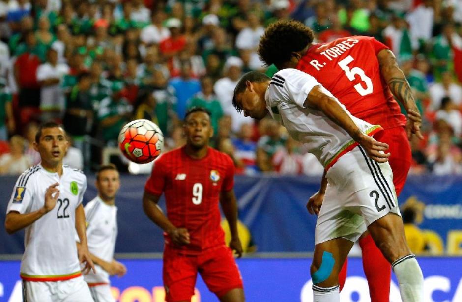 M&eacute;xico super&oacute; a Panam&aacute; en un m&aacute;s que pol&eacute;mico partido. (Foto: AFP)