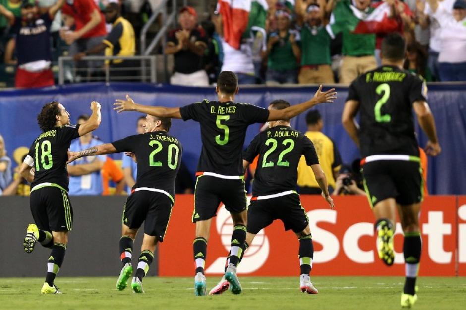 Los mexicanos corren para celebrar uno de los goles anotados a Jamaica durante la final de la Copa Oro 2015. (Foto: AFP)