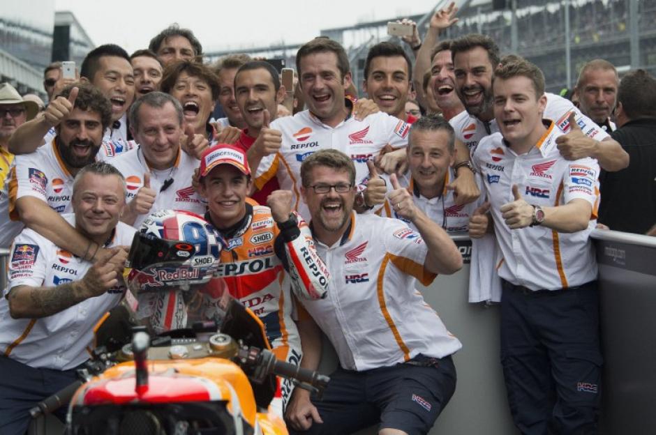 Marc M&aacute;rquez y su equipo tras ganar el primer lugar en Indian&aacute;polis. (Foto: AFP)