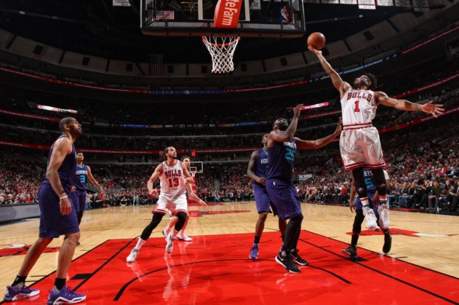 Derrick Rose anot&oacute; en la victoria de los Bulls en el United Center de Chicago. (Foto: AFP)