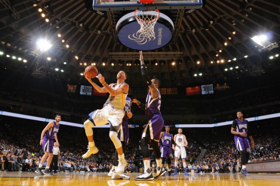 Stephen Curry impuso un nuevo r&eacute;cord personal jugando para los Warriors. (Foto: AFP)