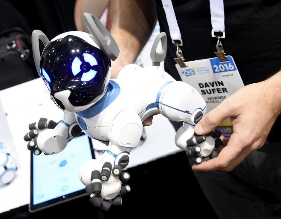 El perro robot CHiP &nbsp;WowWee es presentado en una conferencia de prensa para el CES 2016. El robot inteligente es controlado por Bluetooth puede reconocer a su due&ntilde;o, ir de nuevo a su estaci&oacute;n de carga cuando detecta baja potencia, y jugar a la pelota. (Foto: AFP/Ethan Miller)