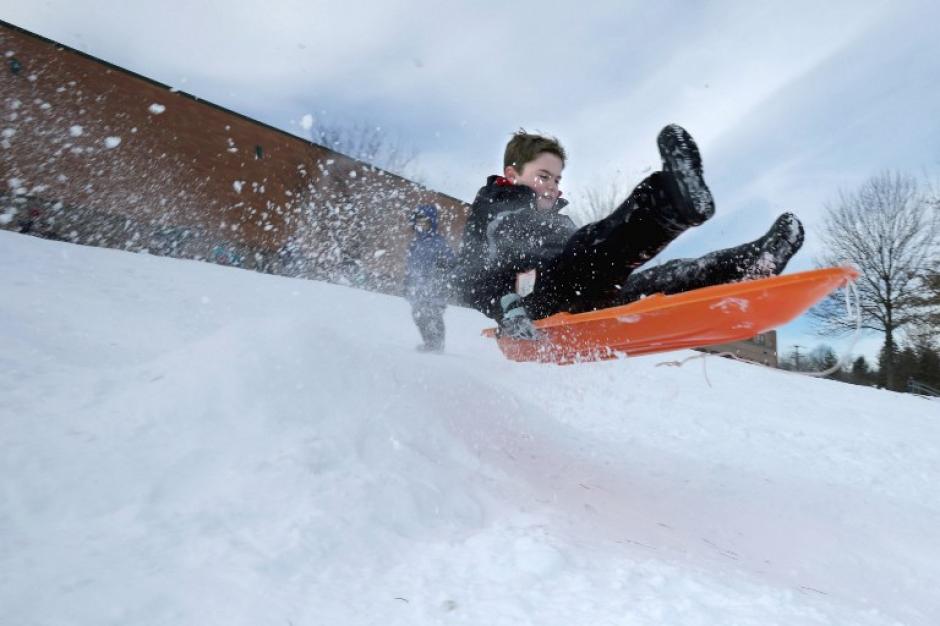 Un peque&ntilde;o&nbsp;va en el aire en las colinas junto a Takoma Park Middle School 25 de enero 2016 en Takoma Park, Maryland. Ni&ntilde;os y adultos disfrutaron de las condiciones clim&aacute;ticas provocadas por la tormenta del invierno Jonas. (Foto: AFP/Viruta Somodevilla)&nbsp;