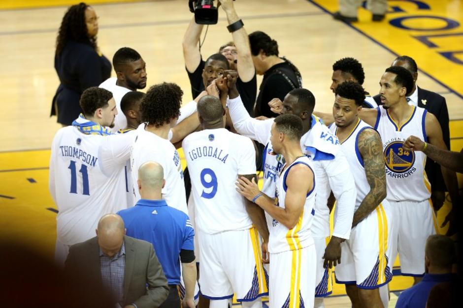 Los Warriors festejaron al final del partido, tienen la serie 2-0 a su favor. (Foto: AFP)
