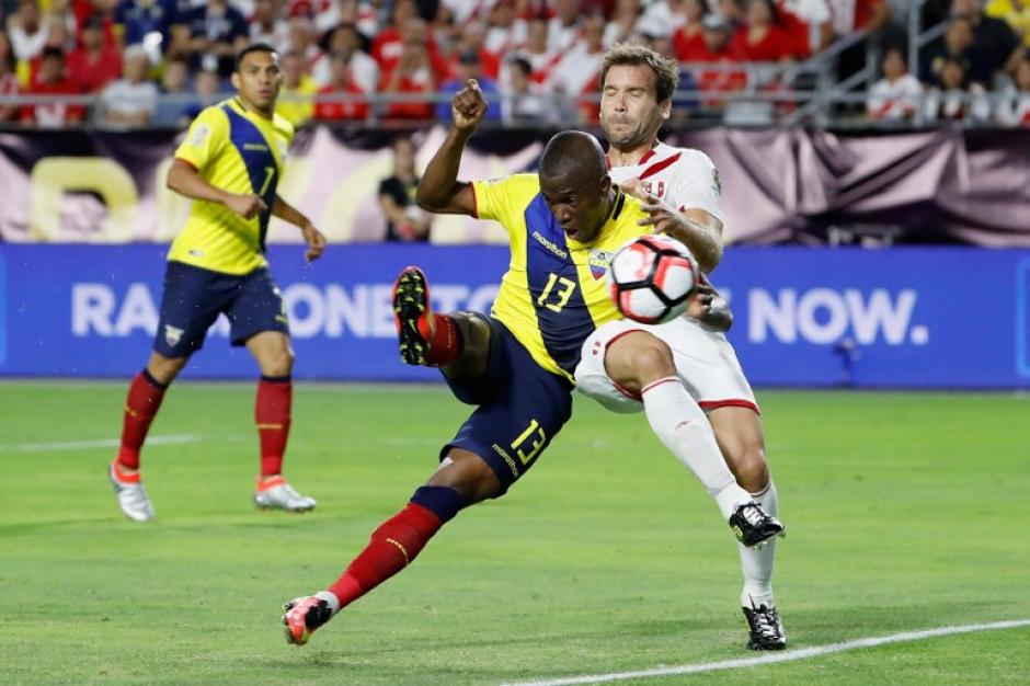 Ecuador lleg&oacute; de atr&aacute;s y empat&oacute; con Per&uacute;, tras ir perdiendo 2-0. (Foto: AFP)