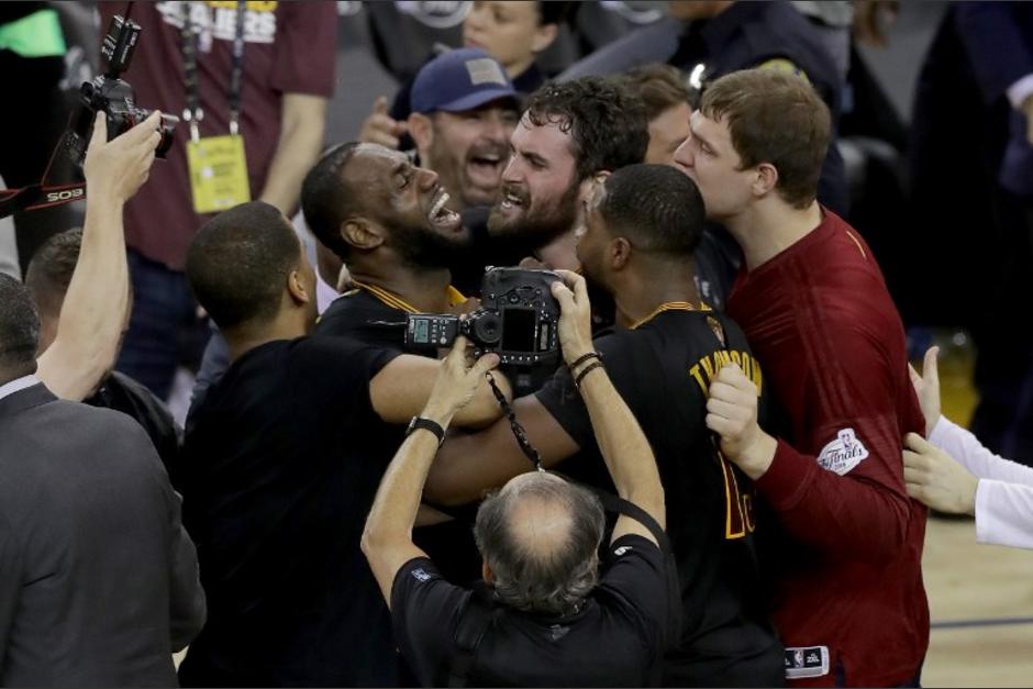 LeBron James se convierte en leyenda para Cleveland, fue protagonista del primer t&iacute;tulo de la NBA para los Cavs. (Foto: AFP)