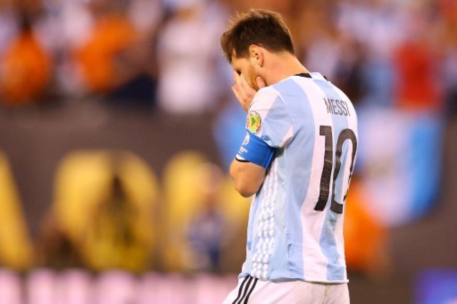 Messi expresó su pesar tras perder otra final con Argentina y habría manifestado "su renuncia". (Foto: AFP)