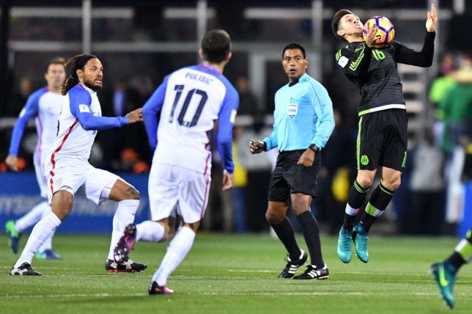El &aacute;rbitro guatemalteco tuvo un buen partido, pero no evit&oacute; la pol&eacute;mica. (Foto: AFP)