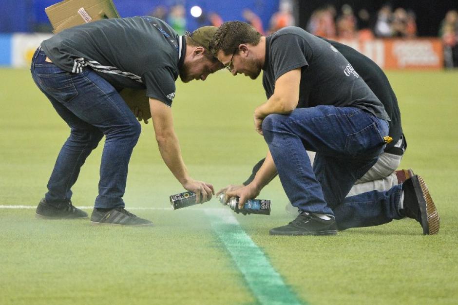 &iquest;De d&oacute;nde habr&aacute;n sacado tanta pintura verde en aerosol? (Foto: AFP)