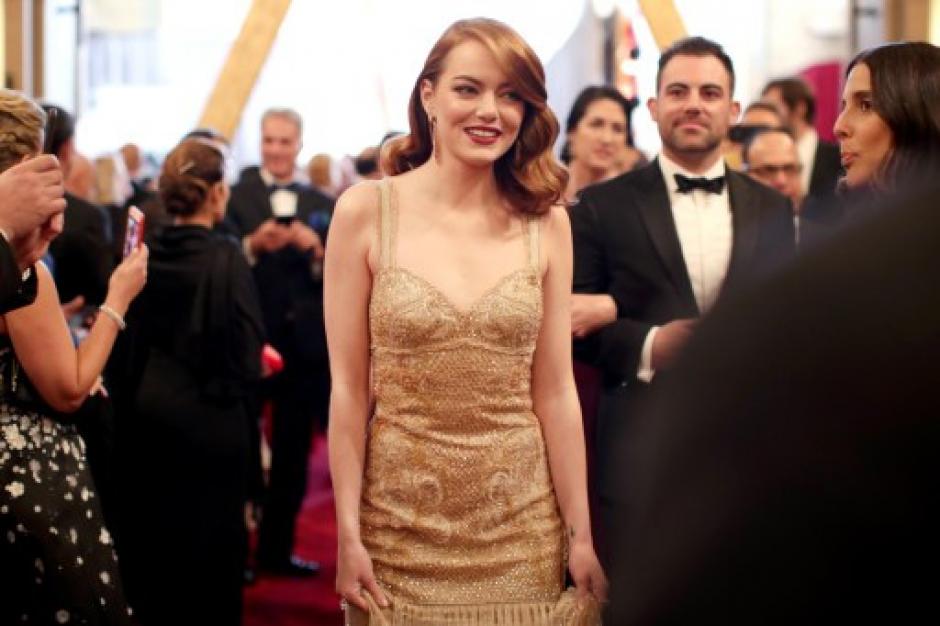 Emma Stone llega a la ceremonia, en la cual est&aacute; nominada a mejor actriz por "La La Land". (Foto: AFP)