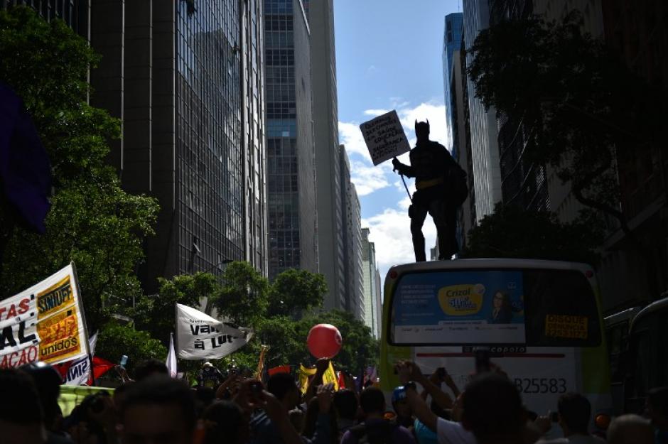 Los manifestantes ocupan una v&iacute;a principal, al ser desocupados tomaron las calles de la ciudad para continuar con su protesta. (Foto: AFP)
