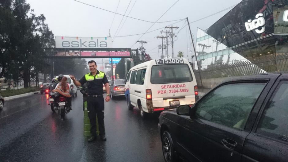 El Comandante Superior de Emixtra sali&oacute; a dirigir el tr&aacute;nsito de Mixco. (Foto: Jos&eacute; Hern&aacute;ndez)