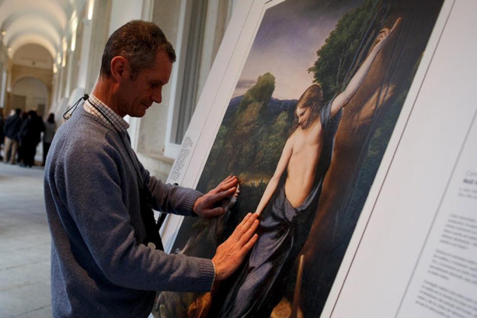 Un visitante toca "Noli me tangere",&nbsp;de Correggio.&nbsp;(Foto: visualnews)