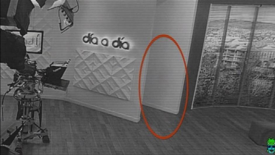 La enigm&aacute;tica silueta al parecer fue captada por una c&aacute;mara de seguridad pero muchos dicen que se trata de un fraude. (Imagen: Captura de pantalla)