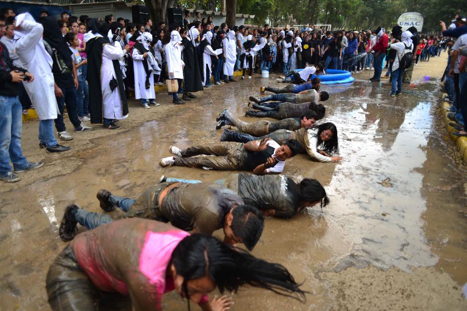 &nbsp;Cientos de estudiantes de primer ingreso a la facultad de Medicina de la Universidad de San Carlos fueron bautizados en las instalaciones deportivas "Los Arcos". (Foto: Soy502)&nbsp;