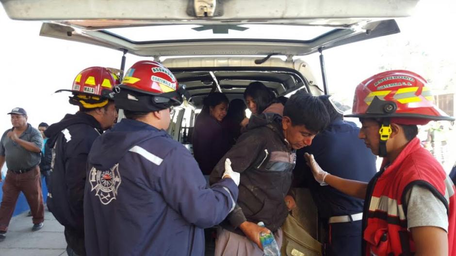 Varias personas resultaron heridas en un accidente de bus en Tecp&aacute;n, Chimaltenango. (Foto: Bomberos Municipales Departamentales) 