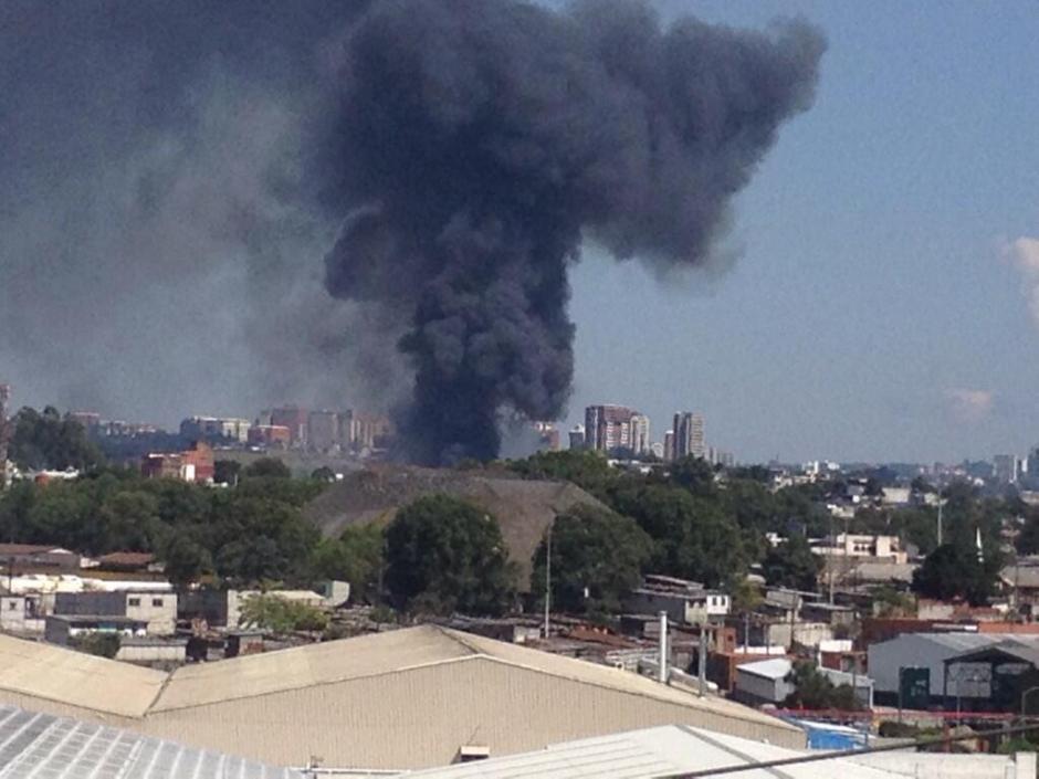 Incendio forestal fue reportado hoy a las 12:30 hrs en colonia Santa Fe, zona 13 capitalina. (Foto: Twitter)
