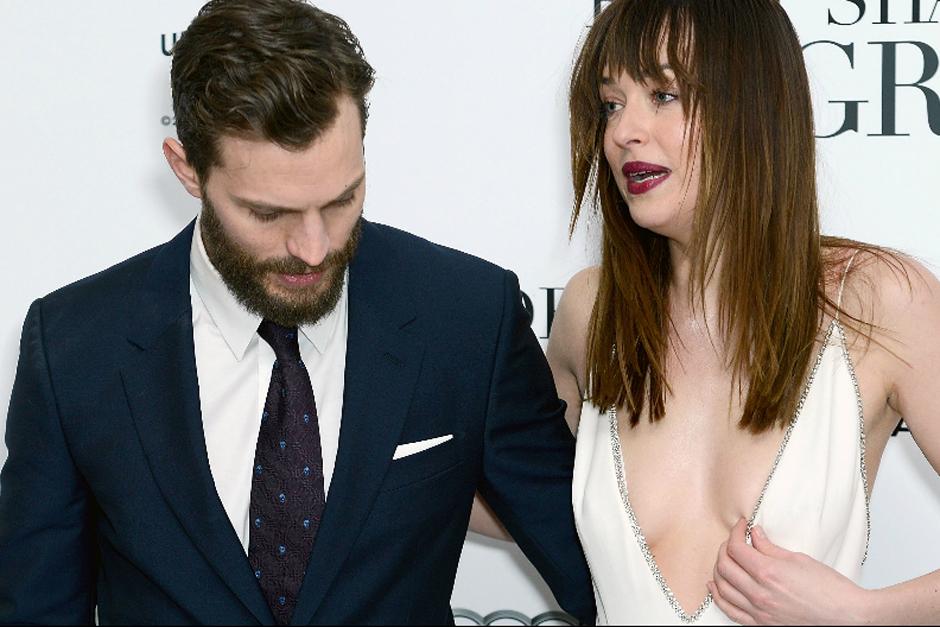 Dakota Johnson tuvo problemas con su vestido en la premiere de "50 Sombras de Grey" en Londres. (Trome.pe)