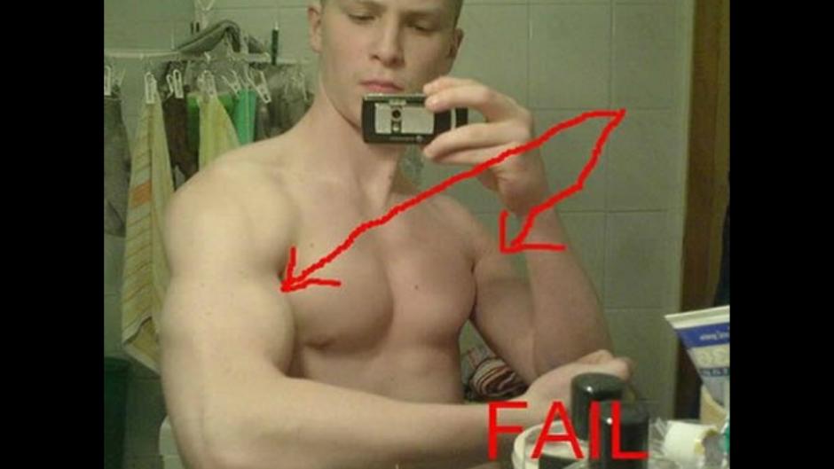 Este muchacho no tuvo tiempo de ejercitarse los dos brazos, pero &eacute;l luce orgulloso su musculatura&nbsp;