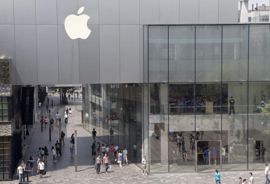 La tienda de Hangzou es la más grande del continente con 3,000 metros cuadrados. Hangzou es la sede de Alibaba, el gigante en comercio electrónico. En la foto una de las tiendas de Pekín. (Foto: EFE/Archivo)