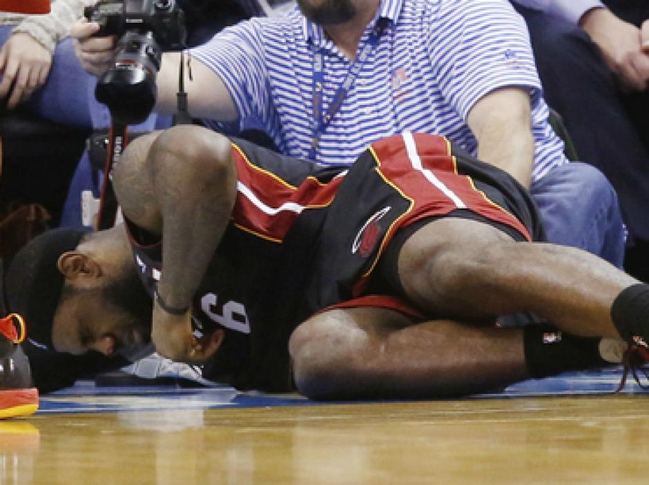 LeBron James sufre fractura de nariz y est&aacute; en duda para enfrentar a a Chicago el domingo. (AP)