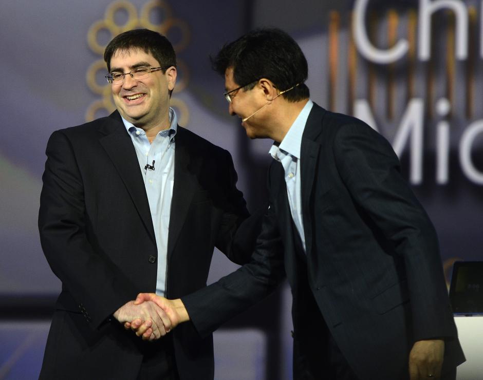 El presidente de Samsung Electronics, Stephen Woo, y el director de Estrategia T&eacute;cnica de Microsoft, Eric Rudder, se saludan en la Feria CES, de Las Vegas, Nevada (EEUU). (Foto: EFE/Archivo)