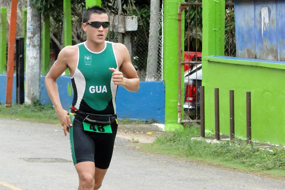 El triatleta guatemalteco, Andr&eacute;s Fonseca, alcanz&oacute; el tercer lugar en la Copa Americana y Campeonato Iberoamericano, en la Habana, Cuba. (Foto: Soy502)