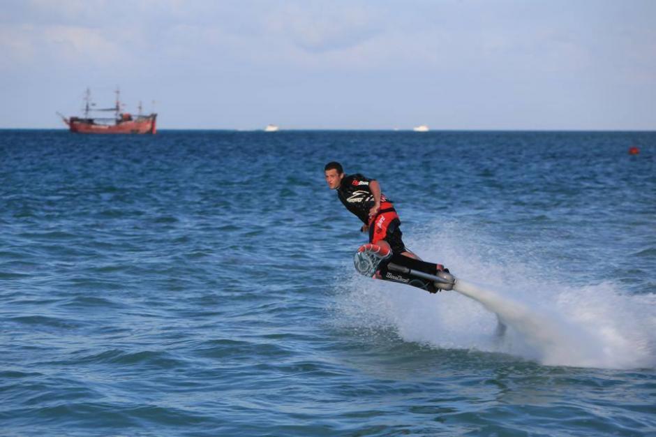 La "patineta voladora" fue creada en 2011 por Zapata Racing, ahora su uso se ha expandido al deporte acu&aacute;tico llamado Flybord. (Foto:Facebook Zapata Racing)&nbsp;