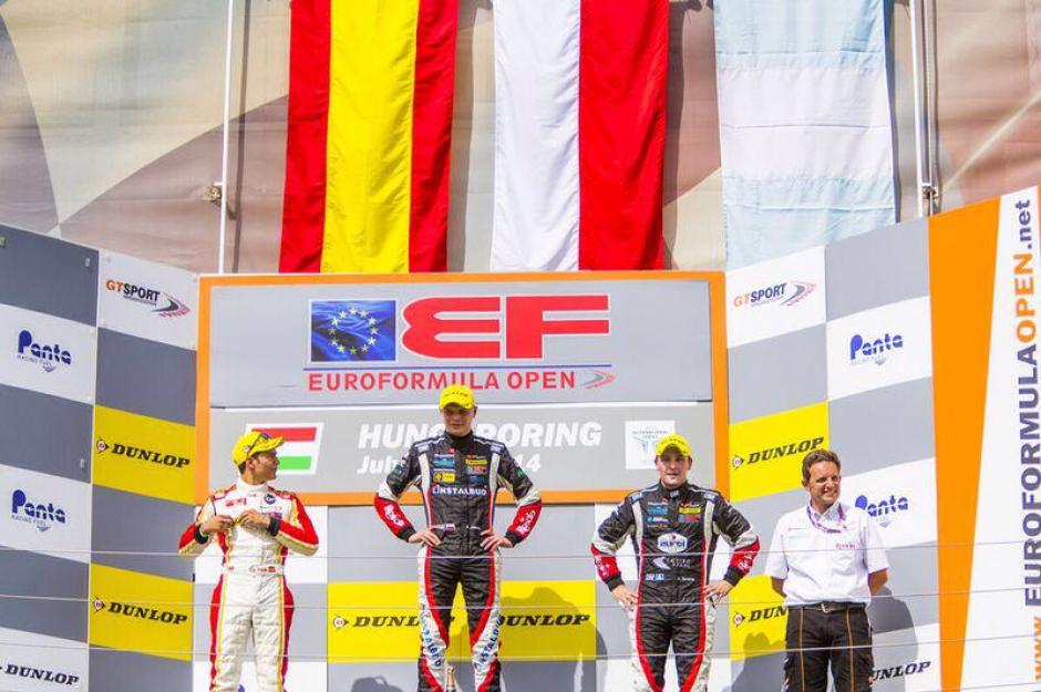 Aqu&iacute; Saravia al momento de los himnos y las banderas en Hungaroring, Hungr&iacute;a. (Foto: AS/FB)