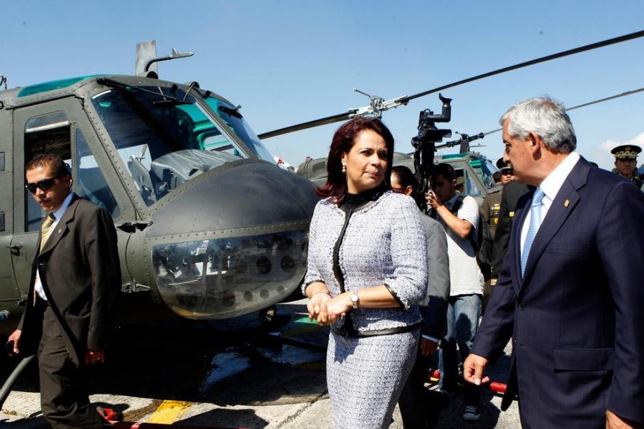 El gobierno ha gastado m&aacute;s de 6 millones en dos a&ntilde;os de transporte a&eacute;reo. &Eacute;sta foto fue captada durante la entrega que el gobierno de Taiwan hizo de 4 helic&oacute;pteros para combate al narcotr&aacute;fico. (Foto: Presidencia)