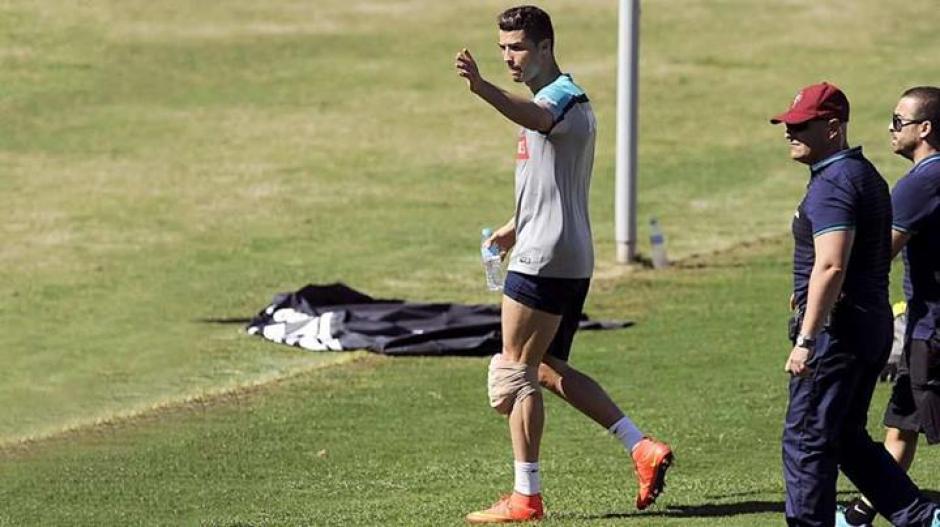 Una de las im&aacute;genes que dio vuelta al mundo. Sonaron las alarmas por posible dolencia de Cristiano Ronaldo en su pierna izquierda. (Foto: tomada de FoxSports)