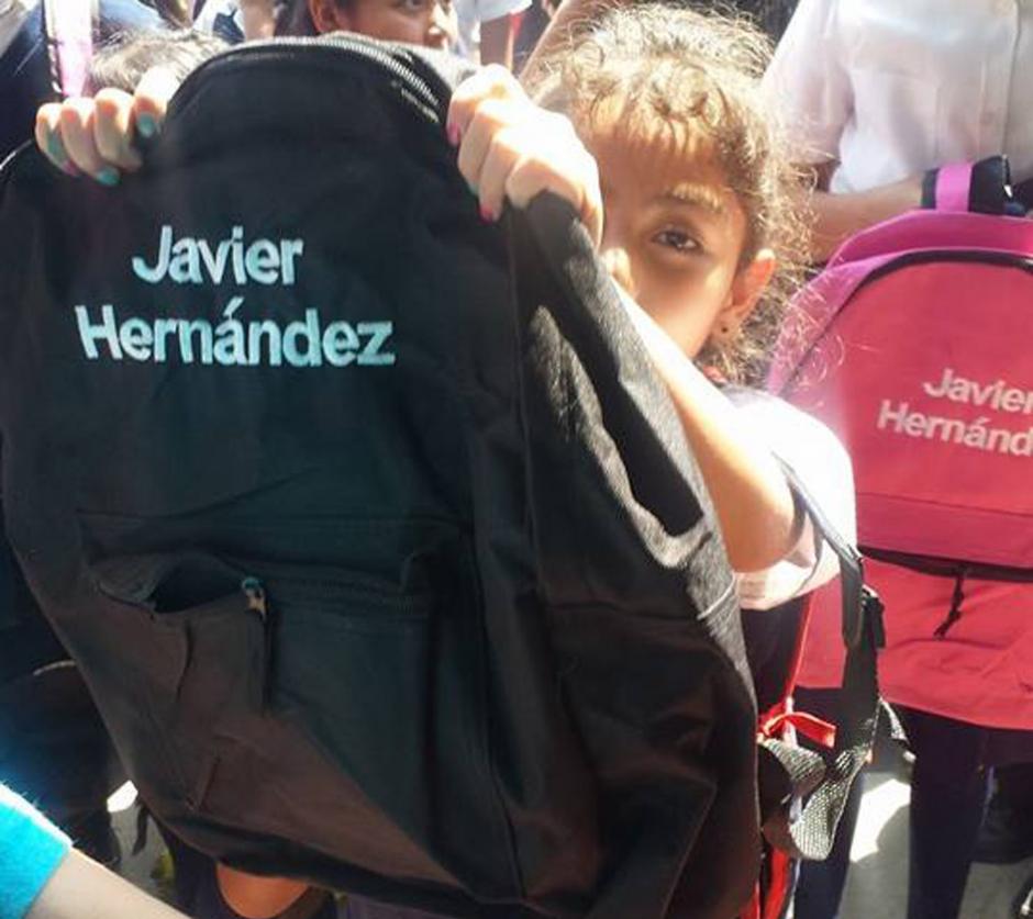 Las mochilas llevan bordado el nombre del empresario que busca postularse a la Alcald&iacute;a capitalina. (Foto tomadade Facebook/Soy502)
