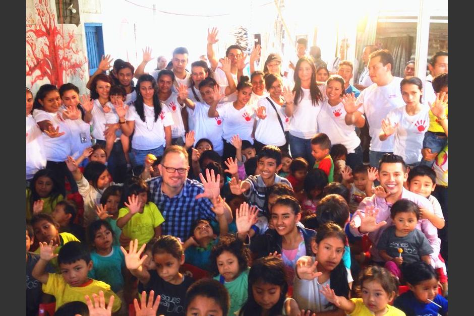 Marcos Witt junto a los niños del Proyecto Pan de Vida&nbsp; que funciona en los alrededores del basurero de la zona 3 capitalina. (Foto: Luis Barrios/Soy502)