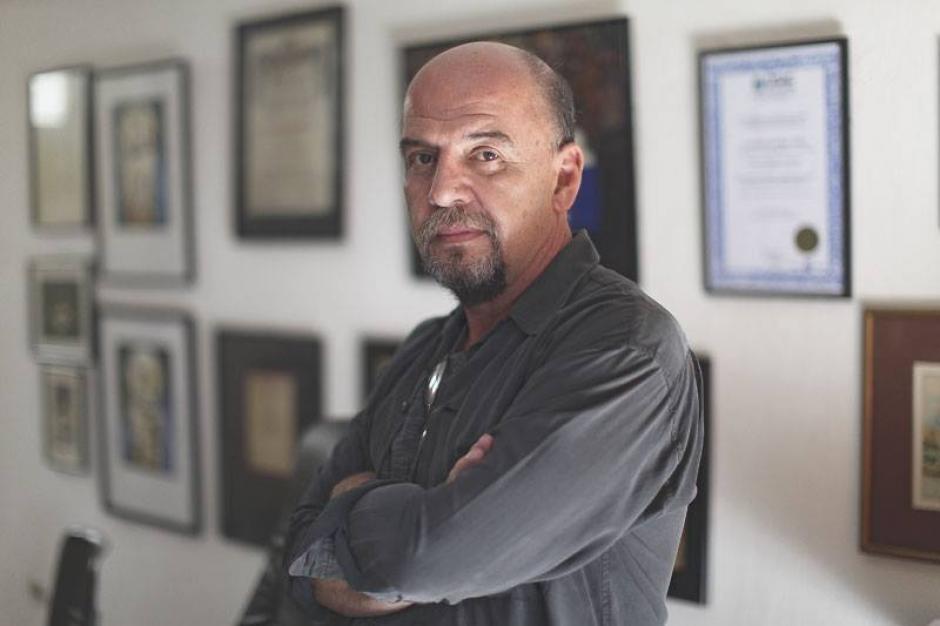 El escritor guatemalteco recibió el premio por su obra Poemas Irlandeses. (Foto: Facebook Gerardo Guinea Diez)