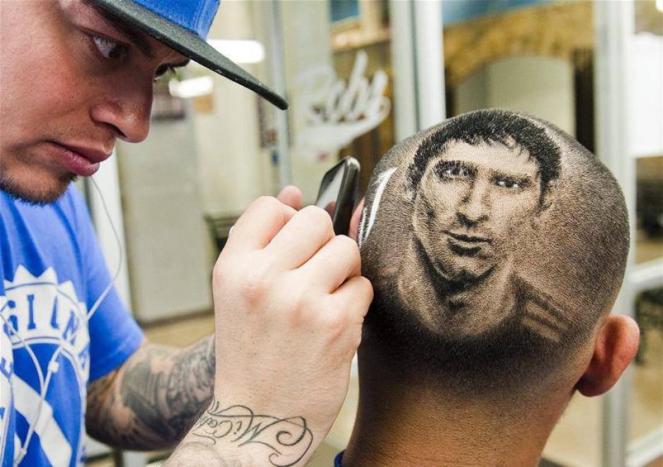 El aficionado mexicano V&iacute;ctor Hern&aacute;ndez se declar&oacute; fan&aacute;tico de Lionel Messi y lo demostr&oacute; con su corte de pelo en la barber&iacute;a de&nbsp;Rob Farrel. (Foto: Facebook Rob The Original)