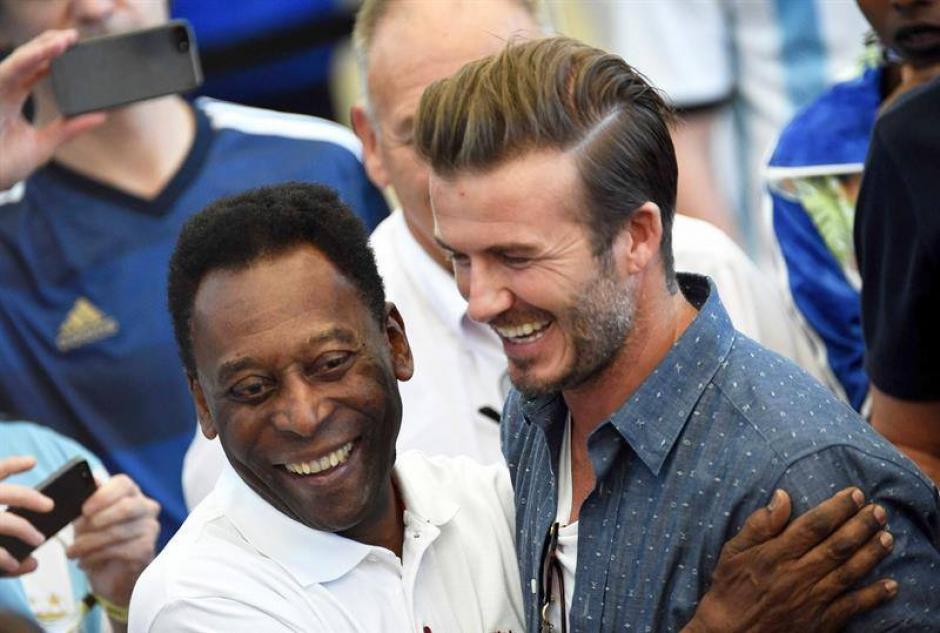 Pel&eacute; y Beckham se saludan en las gradas del estadio Maracan&aacute;. (Foto: EFE)