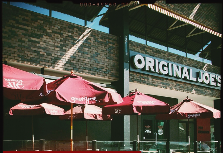 El bar y restaurante sorprendi&oacute; a la chica con una nota especial. (Foto: Original Joes)