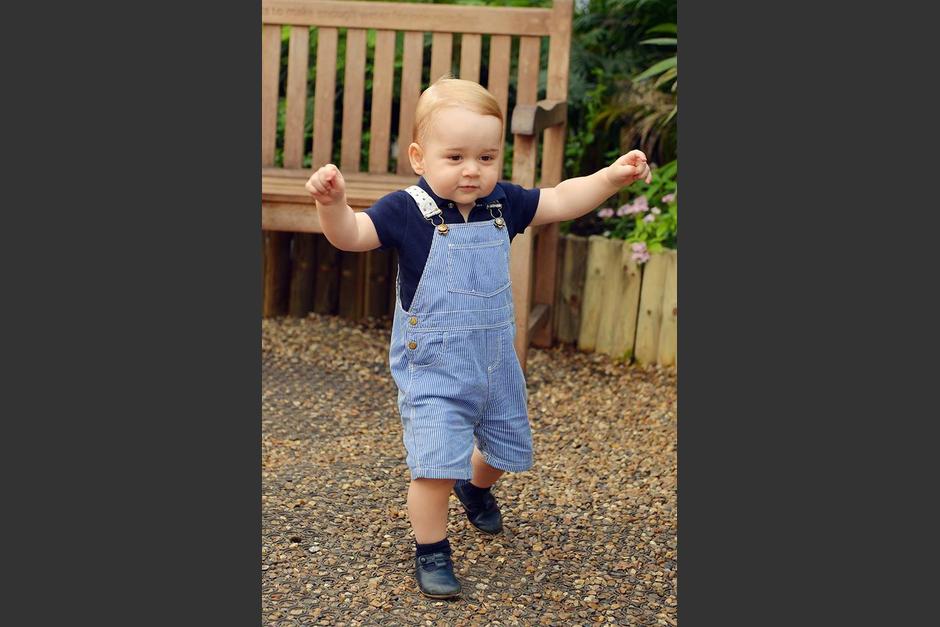 La llegada de Jorge, que ya ha comenzado a dar sus primeros pasos, contribuy&oacute; a relanzar esa imagen de modernidad que proyectan sus padres, el pr&iacute;ncipe Guillermo y Catalina. (Foto: Prince George Alexander Louis/Facebook)