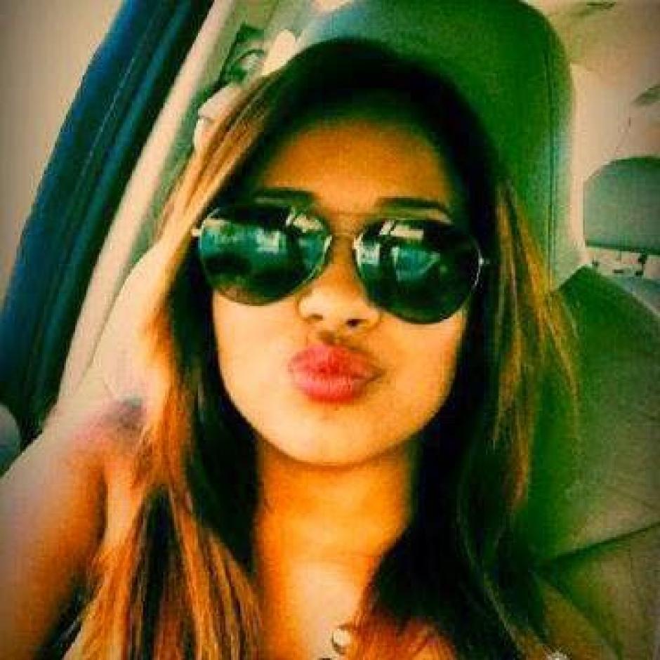 Denisse Mart&iacute;nez, del cartel de los Zetas, se muestra en redes sociales.