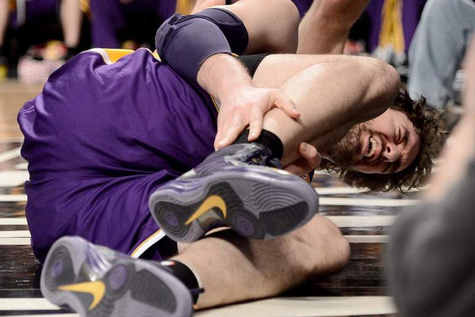 El ala-p&iacute;vot espa&ntilde;ol de los Lakers, Pau Gasol sufre un esguinse que lo alejar&iacute;a unos d&iacute;as de las duelas. (AFP)