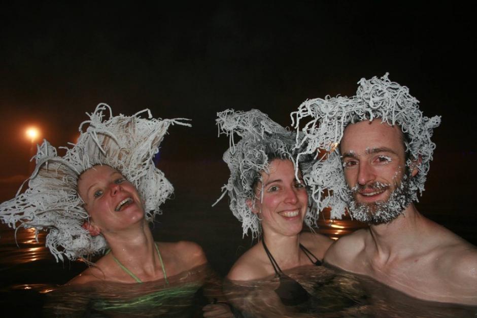 Los visitantes disfrutan de hacer maravillas con su cabello luego que este se les congela. (Foto:&nbsp;Facebook Takhini hot pools)