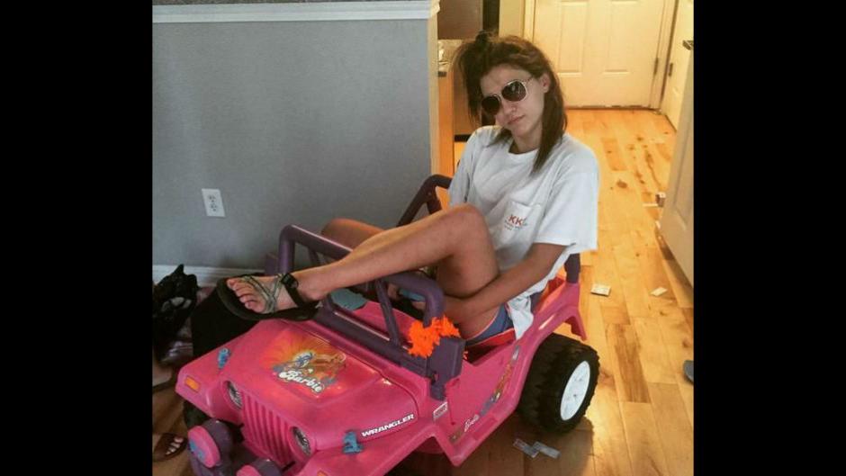 Tara Monroe, universitaria estadounidense, se transporta en Jeep de Barbie tras perder su licencia. (Foto: trome.pe)