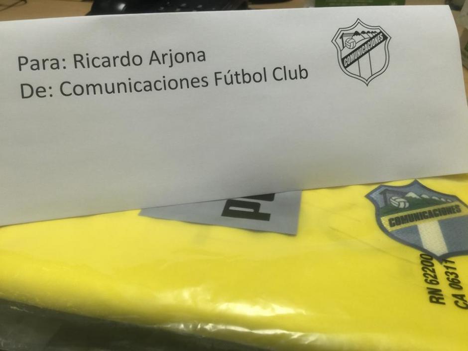 Comunicaciomnes FC responde al tuit de Ricardo Arjona y le entregar&aacute;n la camiseta crema con su nombre.