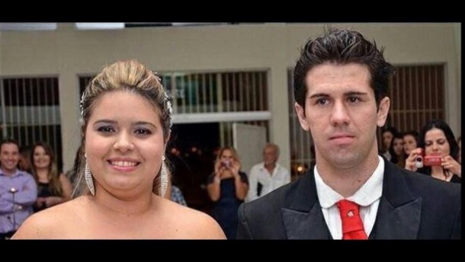 Al parecer, el novio no sal&iacute;a del asombro por la sorpresa que le dio su enamorada, quien sonr&iacute;e en todo momento. (Foto: Google)