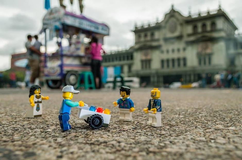 La foto ganadora fue tomada por Luis Alberto Luna, y en esta se puede ver a los personajes de Lego en la Plaza de la Constitución, con una carreta de granizadas. (Foto: BuToys Guatemala)
