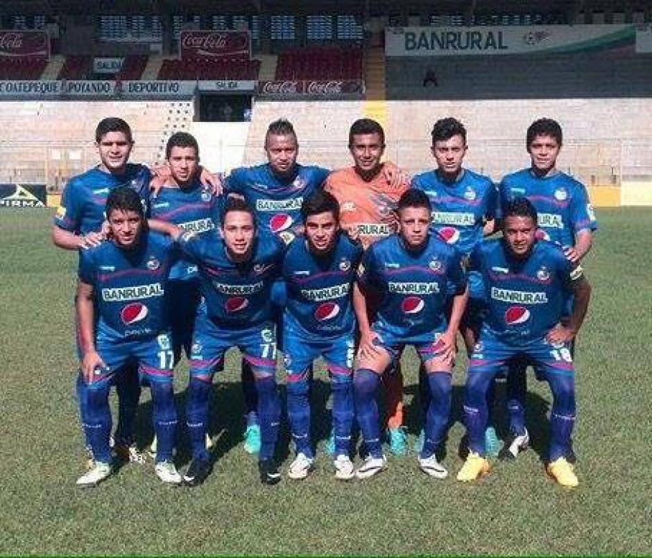 El joven Rodrigo Mateo aparece segundo de derecha a izquierda en la fila de adelante. La imagen fue compartida en redes sociales el 16 de noviembre de 2014 con la leyenda "Felicitaciones a todo el equipo de la especial por su triunfo ante Coatepeque...en ese intenso calor de la costa". &nbsp;(Foto: Facebook)&nbsp;
