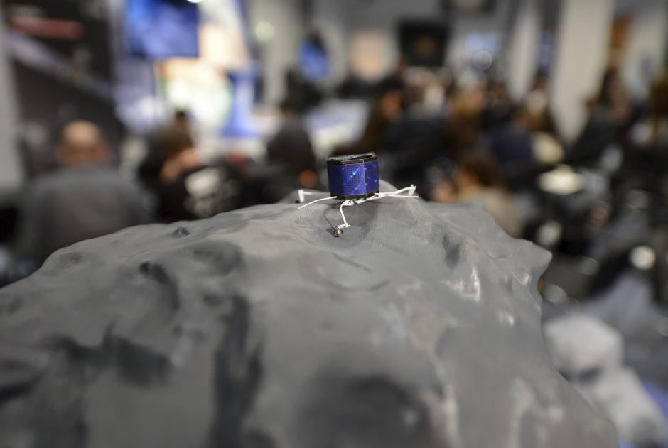 Una maqueta representa el aterrizaje del m&oacute;dulo Philae sobre el cometa 67P/ Churyumov-Gerasimenko durante una presentaci&oacute;n a la prensa en el centro de control de sat&eacute;lites de la Agencia Espacial Europea (ESA) en Darmstadt (Alemania). (Foto: EFE/Archivo)